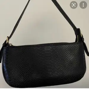 Jättefin svart väska från bianca ingrossos gamla varumärke ”bybianca” som inte tillverkas längre,  💓