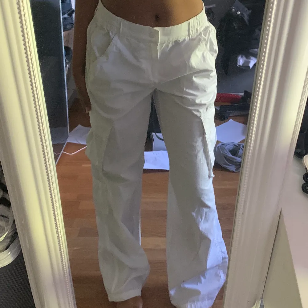 Säljer dessa snygga cargos från hm! Använda 1 gång och säljer pga att de inte kommer till användning längre💓. Jeans & Byxor.