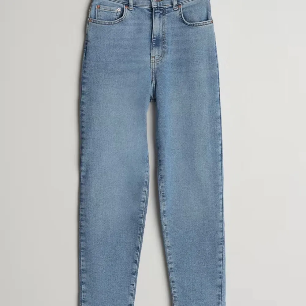 Säljer jeansen pga att de inte kommer till användning längre. Vid intresse hör av dig!! Skriv om du vill ha egna bilder💕💕 knappt använda o köpta för 499 kr. Jeans & Byxor.