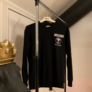 Moschino sweatshirt - Säljer min moschino sweatshirt i storlek 14-16y. Köpt för 1200kr och säljer för 399kr där skicket är 10/10. Unisex och säljer den vid ett bra bud men priset kan självklart diskuteras till ett lägre pris💕💕