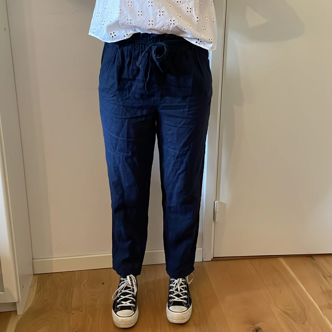 Marinblåa linnebyxor stl 34