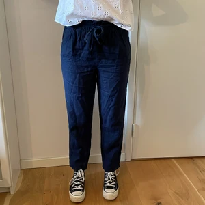 Marinblåa linnebyxor stl 34 - Marilblåa linnebyxor från Cubus. Säljes för att de är för korta. Jag är 168 cm