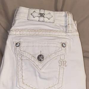 Jag säljer dessa vita,lågmidjade miss me jeans, original. Dom är i toppskick men tyvärr för stora för mig.😊