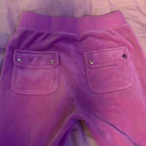 Säljer dessa helt nya rosa juicy byxor. Nästan aldrig använda, inget fel på byxorna, super bra skick. Vill sälja de för 900-1000 då dom är helt nya. Jag är 160 och dom sitter lite över ankeln på mig. Dom är i storlek XXS men passar XS (Är annonsen kvar så är byxorna kvar)