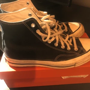 Converse ”Chuck Taylor” - Converse ”Chuck Taylors” alltså en lite dyrare variant av original.  Använda i en månad så är i bra skick. 