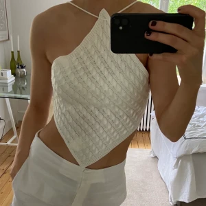 Stickad topp  - Super fin stickad topp!  Aldrig använd  Storlek S Perfekt till sommaren, snygg i ryggen!  