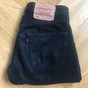 Levis 501 w25 - Svarta vintage levis 501 i mycket fint skick  Står storlek w27 men de äldre levis-jeansen är små i storlekarna. I dagens mått skulle jag säga att de är w25, midjemått 72cm. De är också uppsydda till l29 eller innerbenslängd 68cm.