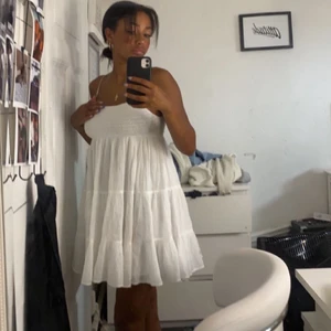 Zara klänning - Säljer nu denna jättesöta zara klänning som är endast använd runt 3 gånger!💓