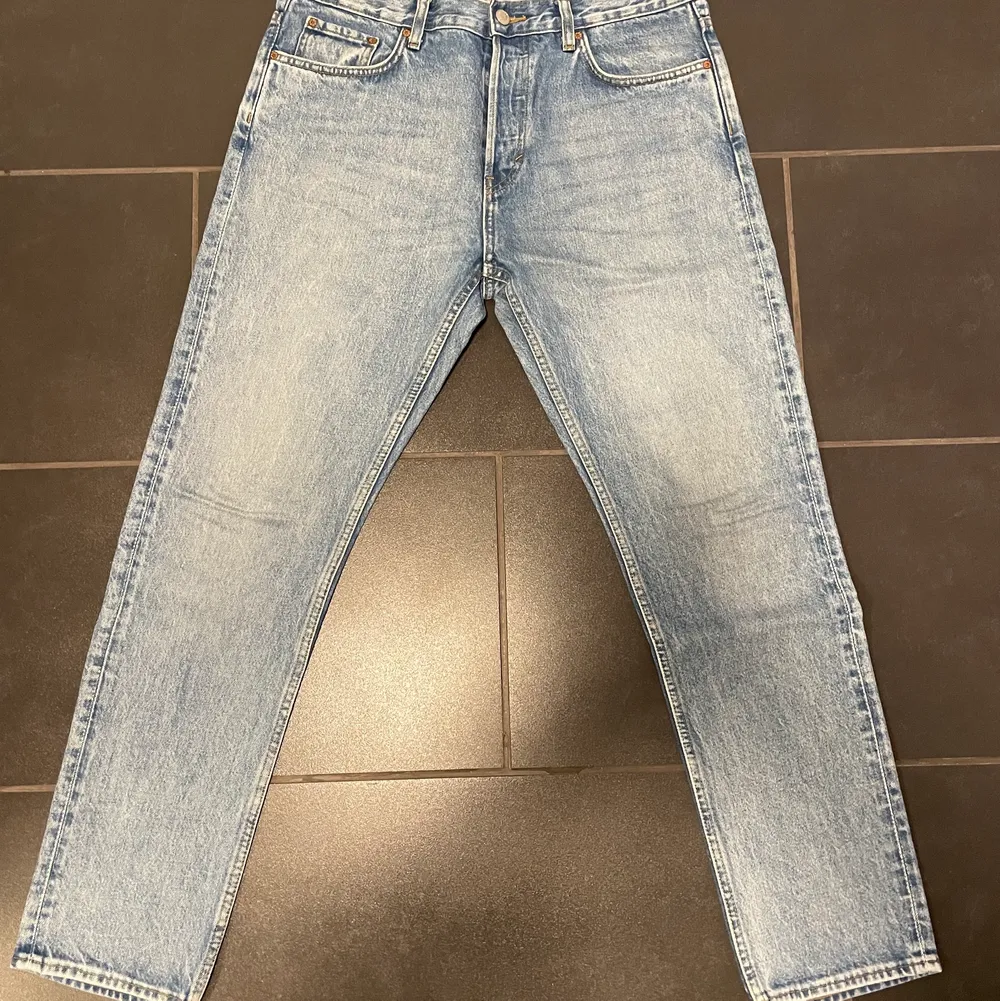 Weekday pine regular jeans, är som nya. Lägger sig skönt på skorna och är väldigt bekväma. Köparen står för frakt (60kr)!. Jeans & Byxor.