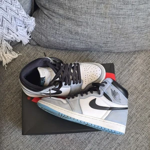 Jordan 1 high university blue - Säljer ett par j1 uv blue  Använda men är i rätt bra skick Allt og finns Såklart äkta Skriv för mera info  Pris går att diskutera vid snabb affär