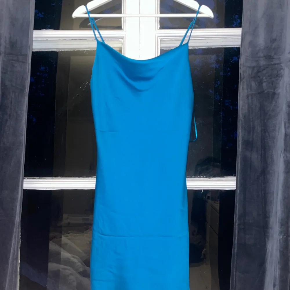 Säljer en jättefin blå klänning från Gina Tricot då den tyvärr inte kommer till användning. Aldrig använd och har lappen kvar.. Klänningar.