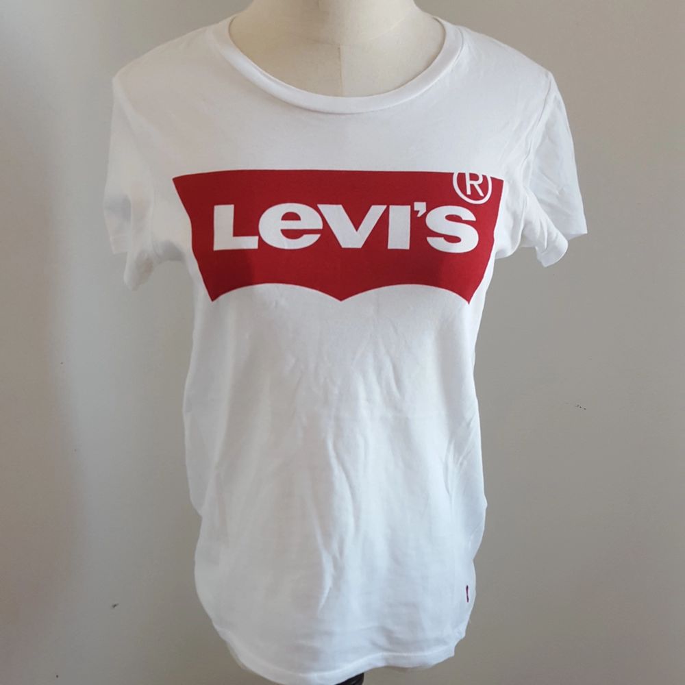 Kommer inte till användning. I nyskick. Passar även storlek S. Köparen står för frakten. Betalning sker genom swish. 💌. T-shirts.