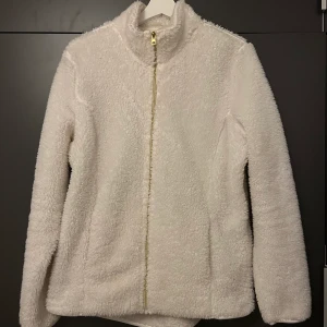 Mysig teddykofta - Storlek M. Är i ett bra skick. Mottagaren står för frakt. 