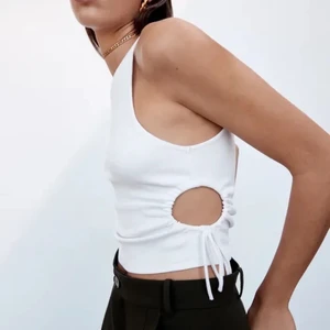 Vit topp - Helt ny topp från Zara med cut out detaljer. Aldrig använd, storlek L