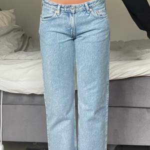 Jeans ifrån weekday i en lågmidjad modell (arrow) Strlk W27/L32🖤använda två ggr!!