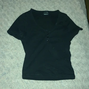 Topp - En kort topp med knappar från Gina Tricot i storlek xs:)