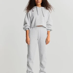 Ginatricot basic sweatpants  - Säljer nu mina fina gråa petite swetpants i stolek xxs, används fåtal gånger och ser som nya ut 🤍FRAKTEN INGÅR!!!💓🎢