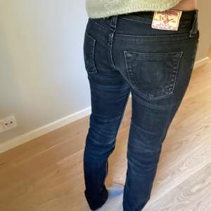 Säljer dessa sjukt snygga true religion jeans som är båda lågmidjade och långa i benen. Nypris: 1 500kr. (Mellersta bilden är inte min) skulle säga att dem passar på nån som är max 1,75 cm lång. ❤️❤️❤️❤️