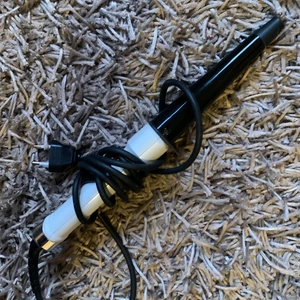 Locktång  - Säljer en av mina locktångar, den är superbra men jag behöver inte den så den kan nog komma till användning hos någon annan. 10/10 funkar jättebra och gör jättefina lockar❤️