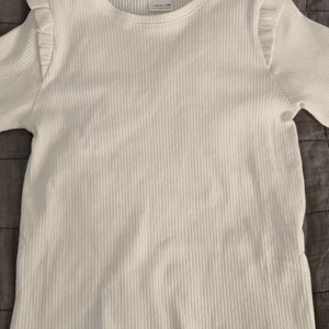 Vit tröja från zara  - Säljer en vit tröja från zara som är jätre fin nu till sommarn, den är aldrig andvänd och inga defekter. Den är storlek 13-14 164 i barn men passar small!