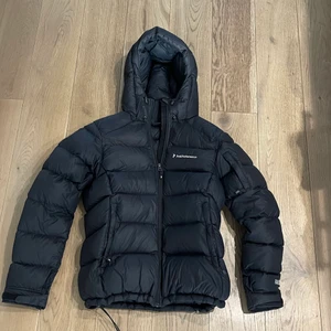 Peak performance jacka  - Inga skambud!! Dunjacka från peak performance. Köpt för 4000kr men knappat använd så är i superfint skick. Storlek m men ganska liten i storleken så passar en s/xs också. Jättevarm och skön jacka. 