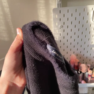 Zara tröja  - Jätte fin tröja från zara köpt för 299kr och är inte mkt använd  säljer för kommer inte till andvändning ❤️ står att den är i L men jag är en XS-S och passar mig super det beror bara hur tajt du vill ha den ❤️ den är lite fluffig i kanten men inte inuti 🫶 