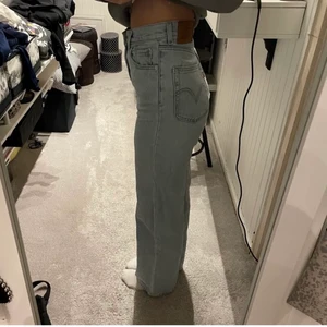 Levis jeans - Levis high loos jeans! Älskar dessa jeans men har tyvärr blivit för små! Hör av er vid intresse eller frågor!