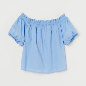 H&M, blå blus, strl. S - Aldrig använd, prislappen sitter kvar. Ordinarie pris; 149kr.