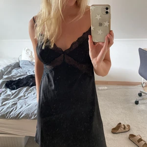 Svart nattlinne - Knappt använd! Passar perfekt på mig: är 170 cm, 68 kg