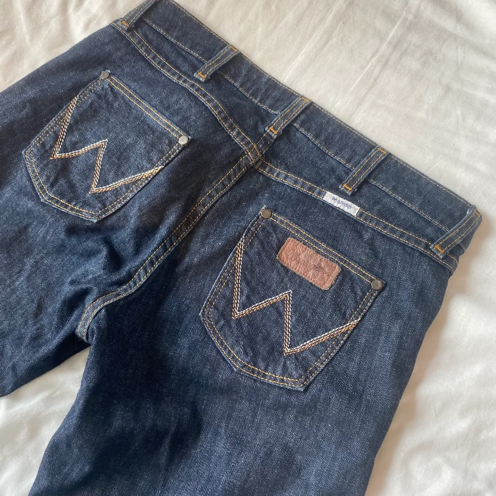 ett par snygga jeans från wrangler!  säljer dessa för att jeansen inte är min typ av jeansstil så jag hoppas någon annan kan få ta användning av de!  strl är 30 (jag är 172) <33. Jeans & Byxor.