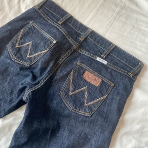 wrangler - ett par snygga jeans från wrangler!  säljer dessa för att jeansen inte är min typ av jeansstil så jag hoppas någon annan kan få ta användning av de!  strl är 30 (jag är 172) <33