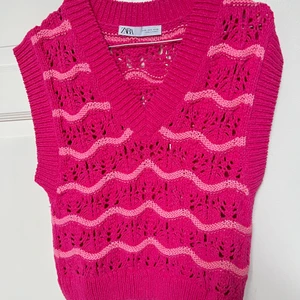 Virkad rosa väst  - Virkad rosa väst ifrån Zara, storlek S. Använd fåtal gånger 💘