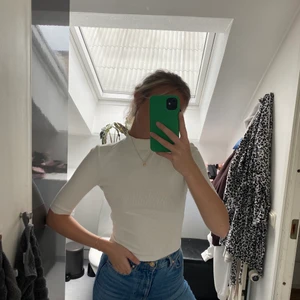 Vit polo tröja  - Vit polotröja med trekvartslånga armar från Zara i storlek S, funkar även för dem som bär storlek XS. Jag 