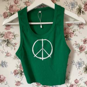Ett grönt linne med peace märke ifrån yesstyle, köpt för länge sedan så säljer för det inte kommer till använding. Storlek L men passar allt från xs-m💕