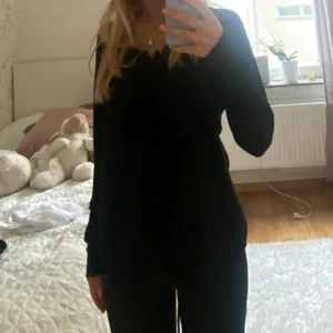 Stickad tröja - Stickad tröja från hunkydory med snörning i ryggen. Jättesöt, typ helt oanvänd! Strl S