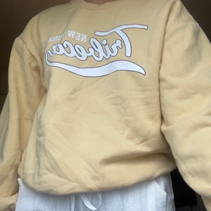 Gul sweatshirt - Fin gul sweatshirt. Använd ett par gånger. Ganska liten i storleken. 