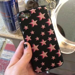 Supertrendigt mobilskal! - Säljer detta jättefina och otroligt trendiga mobilskalet med stjärnor! Bra skick 💕⚡️ Passar iphone 6, 7 & 8. 