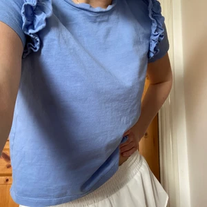 T-shirt med volanger  - Säljer denna t-shirt med volanger💓 så fin och perfekt nu inför sommaren!☀️🤩💓