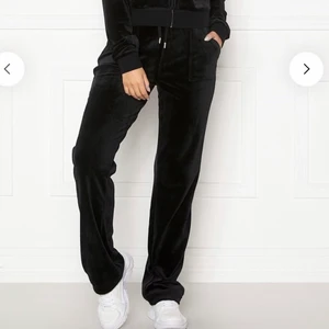 Juicy couture byxor - Köpta på Nelly för 999kr för ett halvår sedan. Säljer de då de är för stora för mig.  Byter mot svarta eller annan färg Strl S. Eller säljer för 700.  Bara att skriva för egna bilder❤️Skickar med spårbarfrakt som jag även kan betala vid snabb affär.