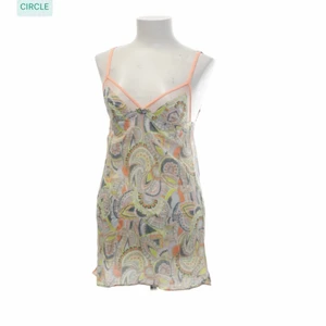 Liten söt sommarklänning - Köpte denna på sellpy men säljer då den är på tok för liten i bysten för mig🥲 klänningen är även väldigt kort, mer ett linne och perfekt att använda som tunika. Köpare står för frakt som jag tror ligger på 26kr skriv till mig för fler frågor eller bilder😊