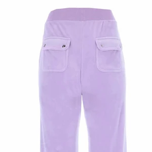 Juicy couture byxor - Hej! Jag säljer flera juicy couture byxor men även tröjor men då får ni skriva privat till mig. Då min moster jobbar på juicy så kan jag köpa dom flesta setten.   Det här är juicy couture byxor i storlek xxs till L. Helt nya för att jag köper in dom!