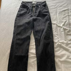 Så snygga svart/gråa jeans från Nakd i strl 34. Säljer dem för dem va lite för små för mig. Bra skick. Köparen står för frakten💞  Nypris: 500kr Säljer för: 150kr