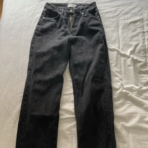 Nakd jeans - Så snygga svart/gråa jeans från Nakd i strl 34. Säljer dem för dem va lite för små för mig. Bra skick. Köparen står för frakten💞  Nypris: 500kr Säljer för: 150kr