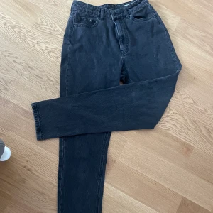 Raka jeans svarta - Snygga svarta jeans, tyvärr lite små på mig som är 173