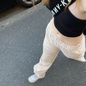 Linnebyxor - Skitsnygga linnebyxor i stl 34. Säljer då jag råkade köpa 2 st. Använda typ 3 gånger, superbra skick!! Köpta för 700kr