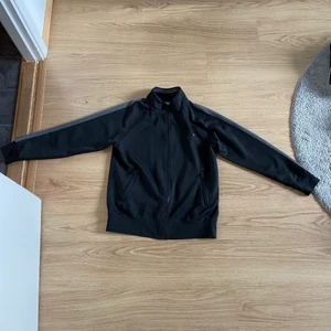 Super dry zip hoodie  - En hoodie från superdry i storlek L. Lite för kort i armarna på mig, jag är 185cm. Bra skick inga flaws, nypris ca 850kr  