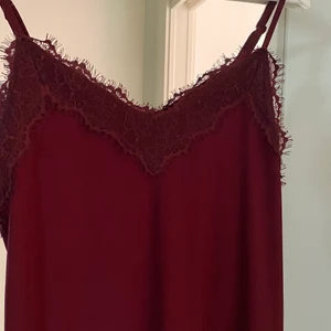 Linne - Jättefint linne i vinröd/mörklila nyans med spets💗justerbara band💘 storlek M men passar s/Xs lika bra💕