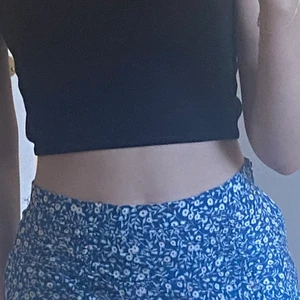 Kjol - En blommig kjol som passar nu till sommaren.