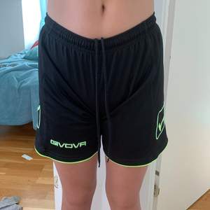 Detta är ett år boxer shorts som är för killar. De är använda många gånger men är i gott skick. De är instorleken 2XS och de säljs för 50kr + frakt.