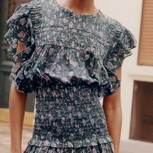 Finaste blusen!!🥰🥰💘💘 - Så snygg blus!! Väldigt fin till sommaren och väldigt najs💓💓💓slutsåld överallt😇😇mycket bra skick❣️❣️köpt för 1200 kr! Storlek 38 i Italensk storlek så passar mig som brukar ha 34/36! 